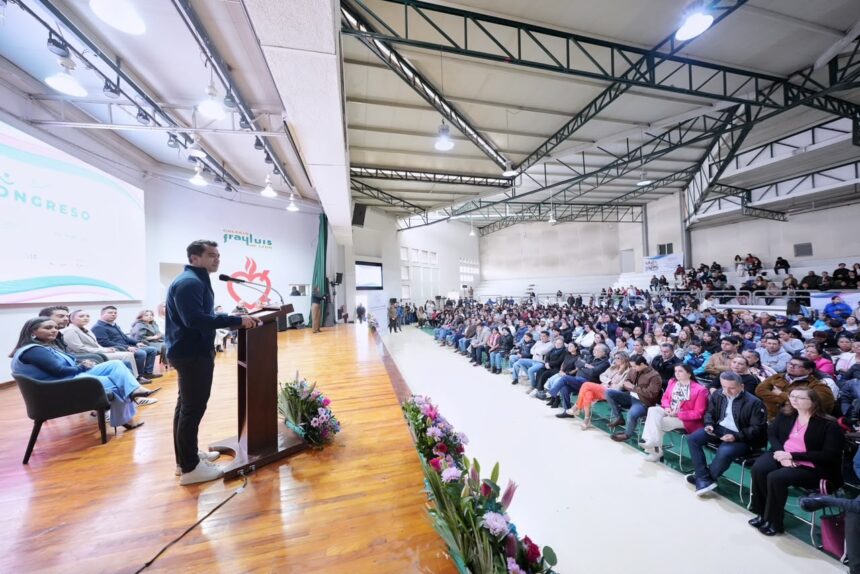 Felifer Macías participa en el Primer Congreso Metropolitano de las Familias en Querétaro, ante asistentes reunidos en el recinto.