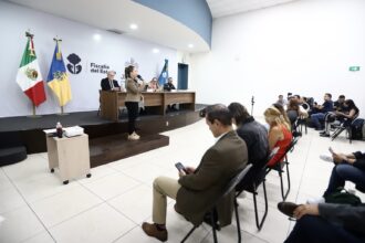 Conferencia de prensa de la Fiscalía del Estado de Jalisco sobre la investigación de un caso de feminicidio y maltrato infantil.