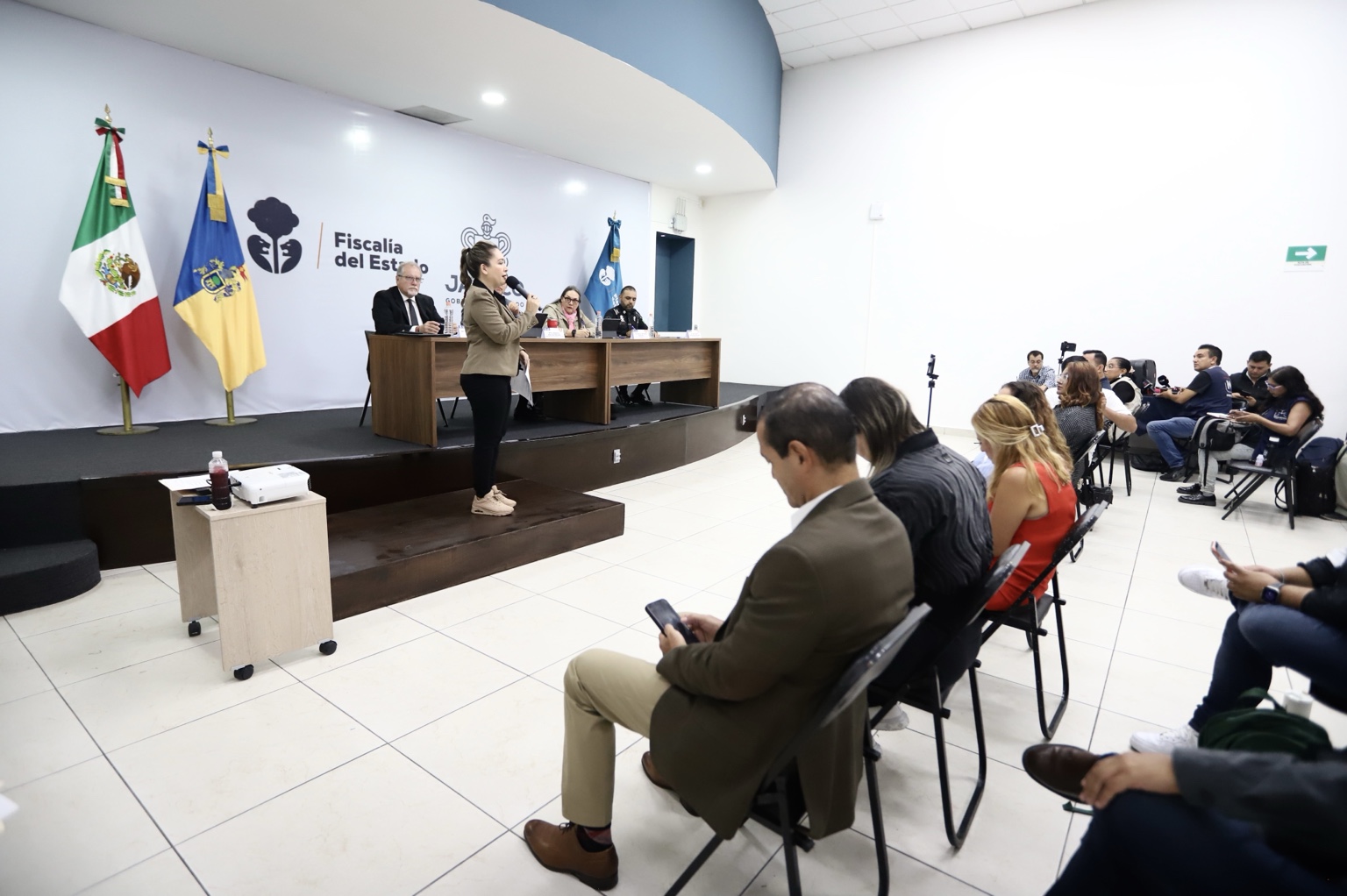 Conferencia de prensa de la Fiscalía del Estado de Jalisco sobre la investigación de un caso de feminicidio y maltrato infantil.