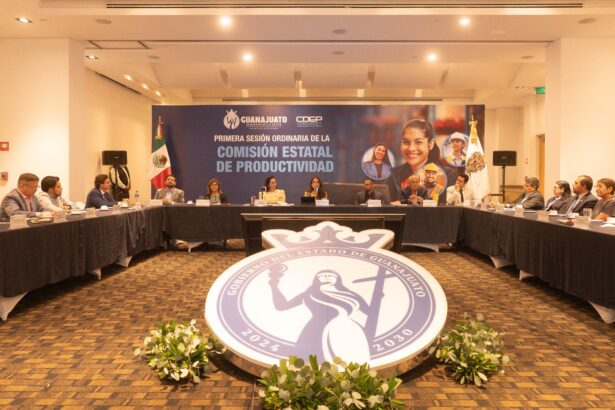 Sesión de la Comisión Estatal de Productividad de Guanajuato con representantes de gobierno, instituciones educativas y sector productivo.