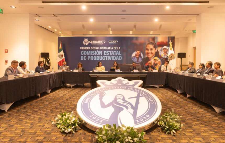 Sesión de la Comisión Estatal de Productividad de Guanajuato con representantes de gobierno, instituciones educativas y sector productivo.