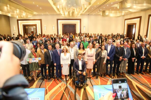 Autoridades y representantes del sector turístico durante el Primer Foro Mexicano de Turismo Social en León, Guanajuato.
