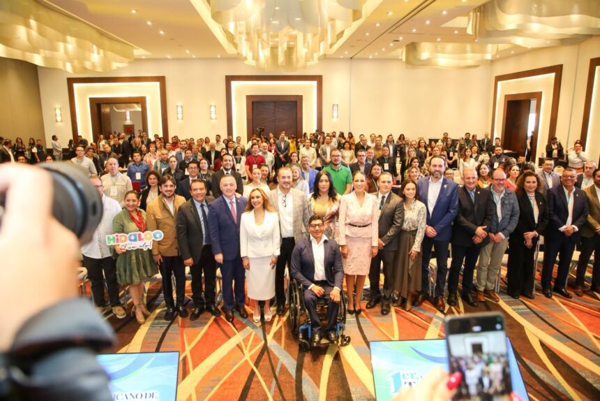 Autoridades y representantes del sector turístico durante el Primer Foro Mexicano de Turismo Social en León, Guanajuato.