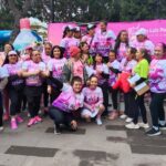 Participantes de la Primera Convivencia Atlética de Familia Rosa en San Luis Potosí, organizada por mujeres sobrevivientes de cáncer de mama.