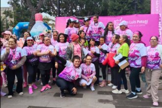 Participantes de la Primera Convivencia Atlética de Familia Rosa en San Luis Potosí, organizada por mujeres sobrevivientes de cáncer de mama.