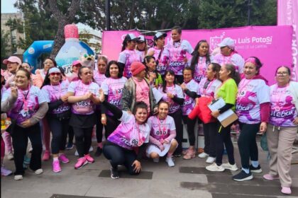 Participantes de la Primera Convivencia Atlética de Familia Rosa en San Luis Potosí, organizada por mujeres sobrevivientes de cáncer de mama.