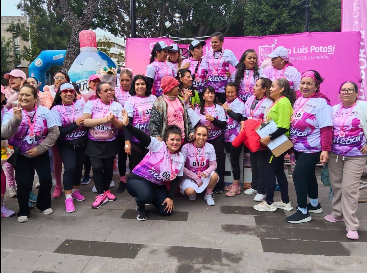 Participantes de la Primera Convivencia Atlética de Familia Rosa en San Luis Potosí, organizada por mujeres sobrevivientes de cáncer de mama.