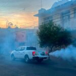 Vehículo de la Secretaría de Salud realiza una jornada de nebulización contra el mosquito transmisor del dengue en Aguascalientes.