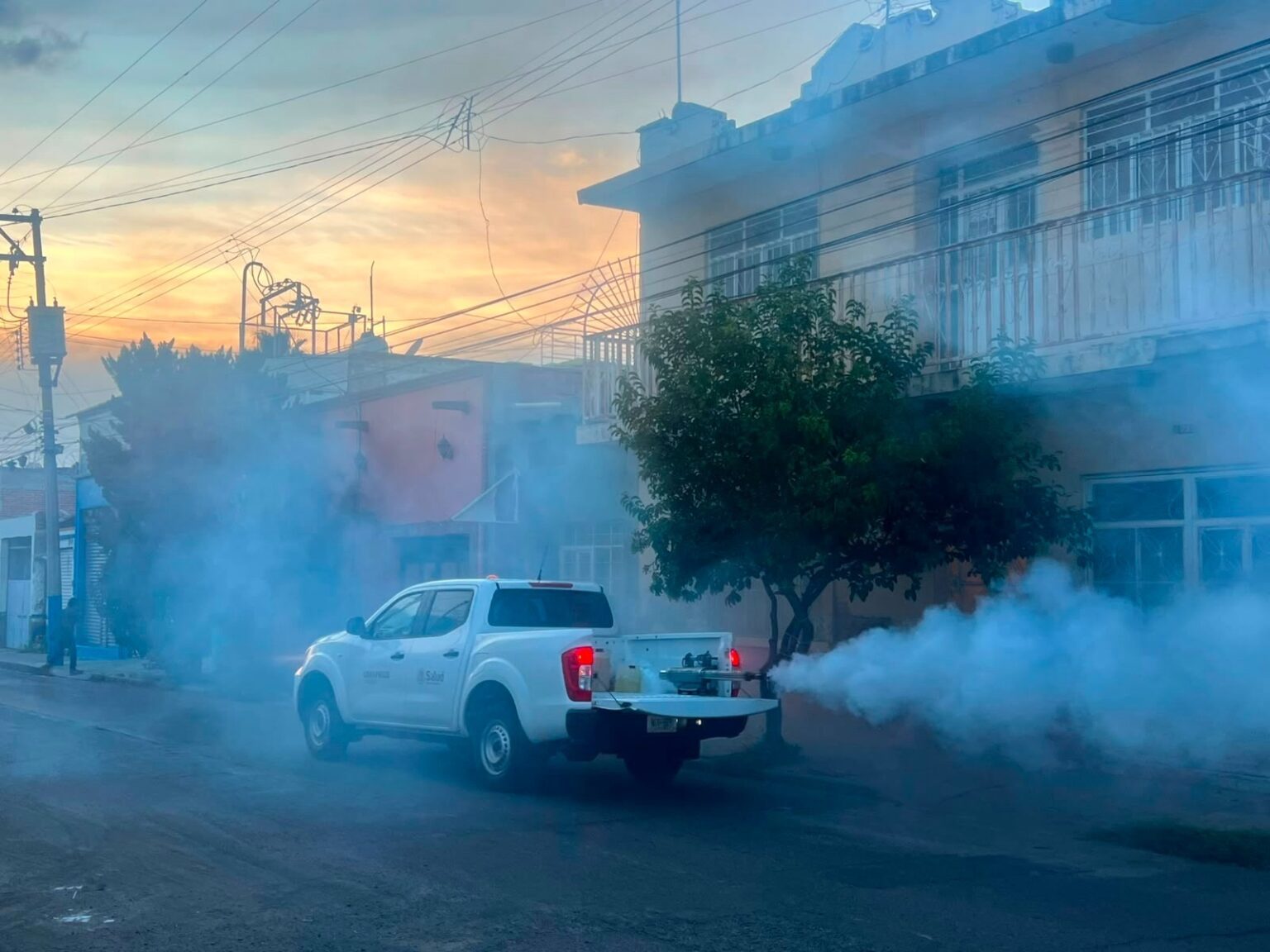 Vehículo de la Secretaría de Salud realiza una jornada de nebulización contra el mosquito transmisor del dengue en Aguascalientes.