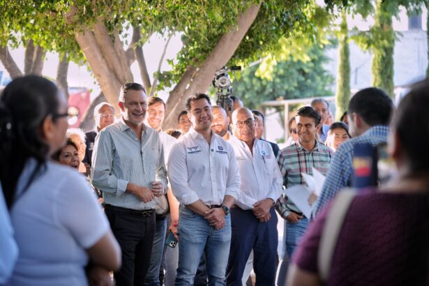 Felifer Macías y Mauricio Kuri durante la entrega de obras en la colonia Constituyentes del Parque, en Querétaro.