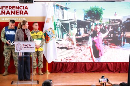Marina del Pilar Ávila Olmeda durante una conferencia sobre la atención a las familias afectadas por Rachel en Baja California.