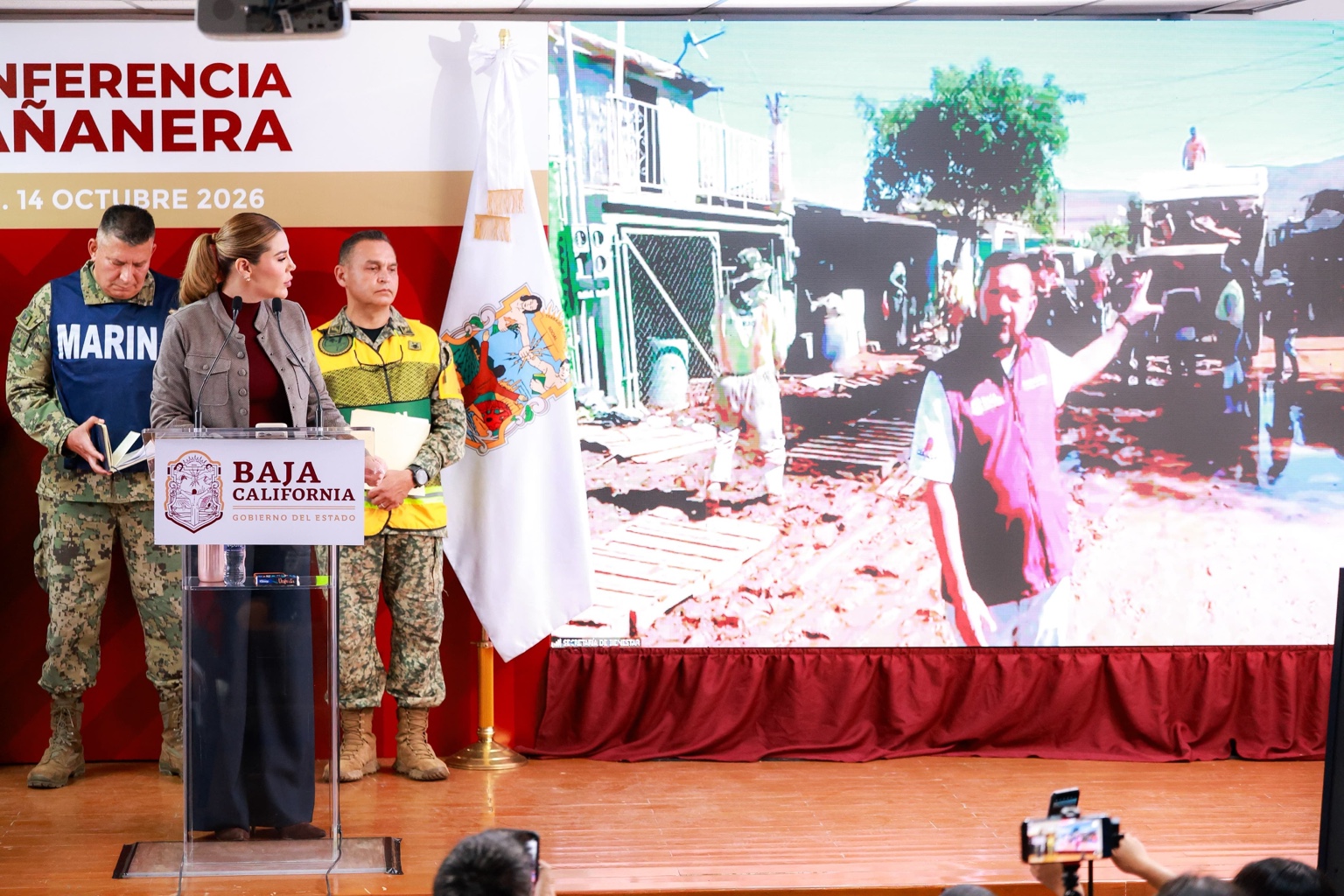 Marina del Pilar Ávila Olmeda durante una conferencia sobre la atención a las familias afectadas por Rachel en Baja California.