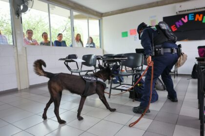 Binomio canino y elemento de la Policía de San Pedro durante un operativo preventivo en el Centro Escolar Gante.