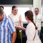 Marina del Pilar Ávila Olmeda conversa con representantes de la comunidad artística durante una reunión sobre el CEART Ensenada.