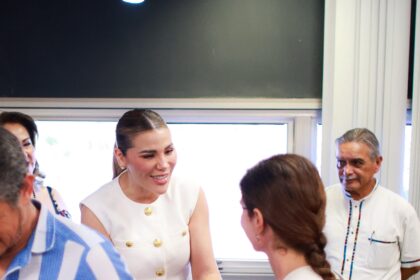Marina del Pilar Ávila Olmeda conversa con representantes de la comunidad artística durante una reunión sobre el CEART Ensenada.