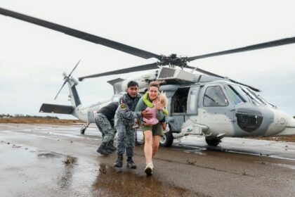 Rescate aéreo de familias aisladas por las lluvias en el rancho Génesis, Ensenada, con apoyo de la Secretaría de la Defensa Nacional.