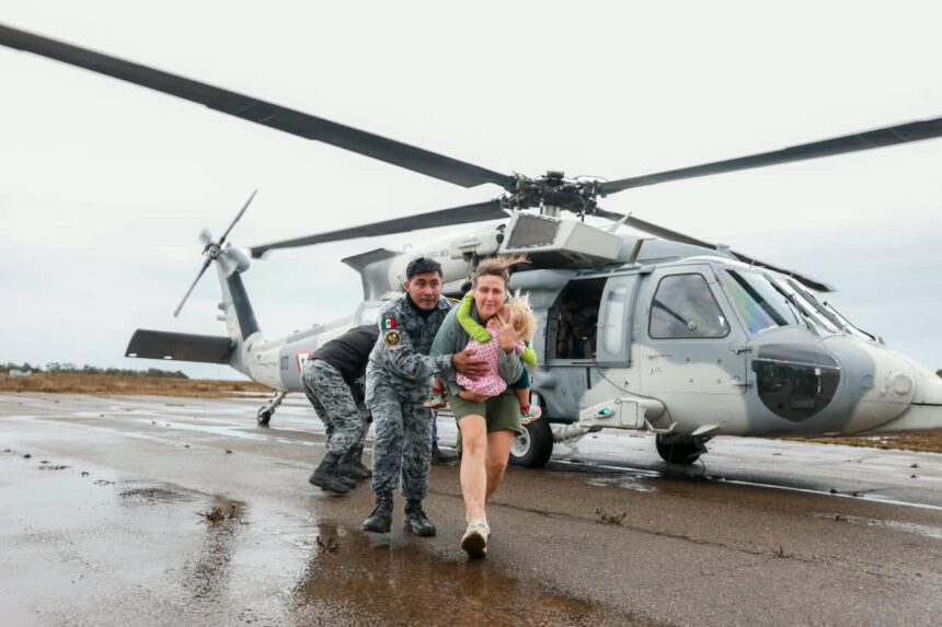 Rescate aéreo de familias aisladas por las lluvias en el rancho Génesis, Ensenada, con apoyo de la Secretaría de la Defensa Nacional.
