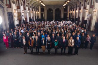 Gobernadoras, gobernadores y autoridades municipales reunidos en Palacio Nacional para revisar proyectos del programa Vivienda para el Bienestar.