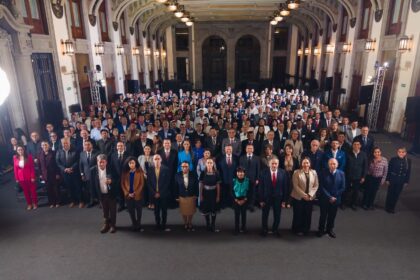 Gobernadoras, gobernadores y autoridades municipales reunidos en Palacio Nacional para revisar proyectos del programa Vivienda para el Bienestar.