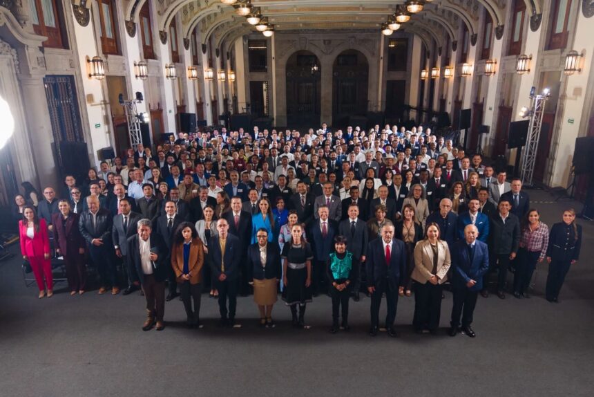 Gobernadoras, gobernadores y autoridades municipales reunidos en Palacio Nacional para revisar proyectos del programa Vivienda para el Bienestar.