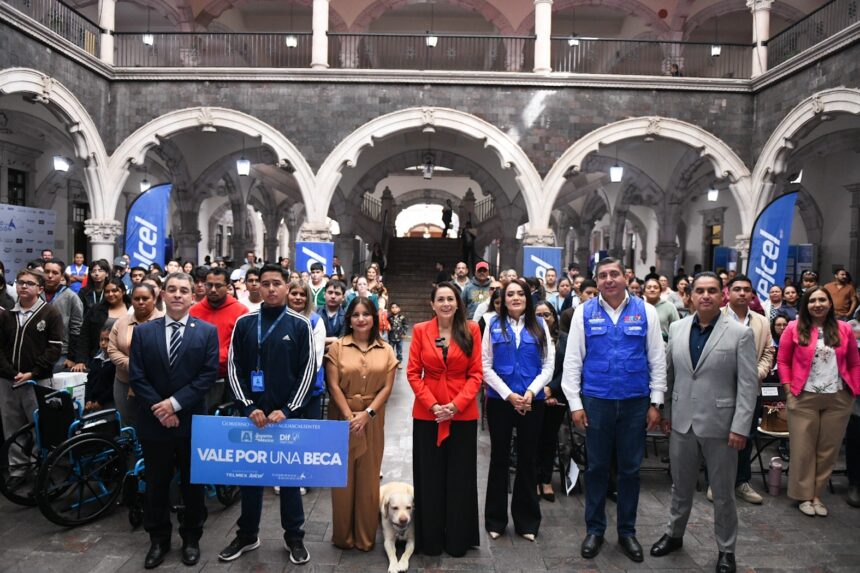 Tere Jiménez y representantes del Sistema DIF Estatal y Fundación Telmex-Telcel durante la entrega de becas y apoyos en Aguascalientes.