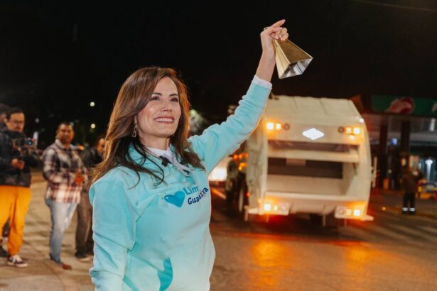 Verónica Delgadillo durante un acto relacionado con los servicios públicos y la recuperación urbana en Guadalajara.