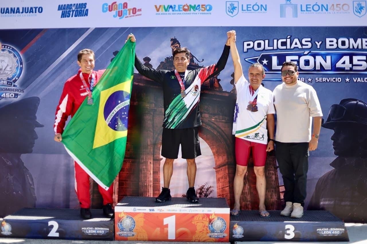 Eduardo Sánchez en el podio de los Juegos Latinoamericanos de Policías y Bomberos celebrados en León, Guanajuato.