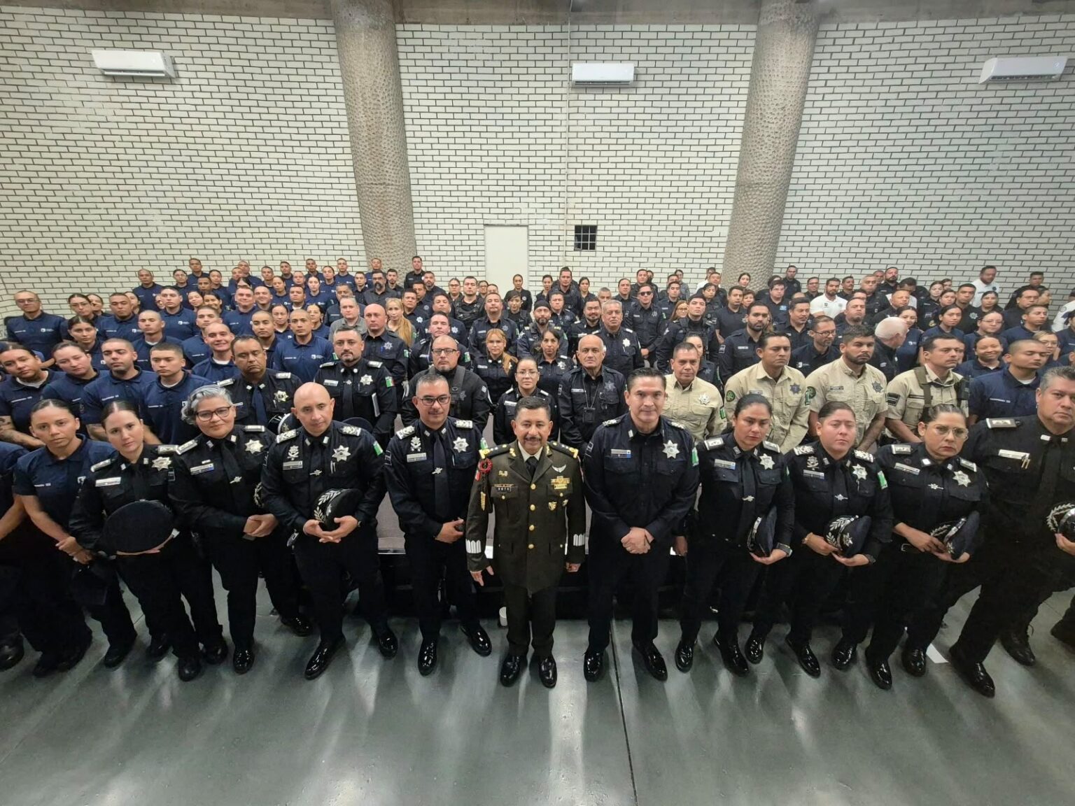 Policías y cadetes de Guadalajara durante una capacitación impartida por mandos de la XV Zona Militar.