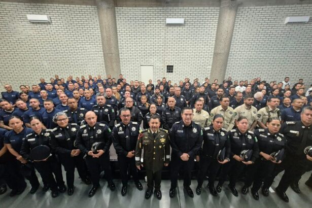 Policías y cadetes de Guadalajara durante una capacitación impartida por mandos de la XV Zona Militar.