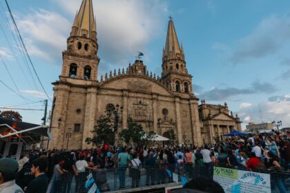 Catedral de Guadalajara y asistentes en el Centro Histórico durante una celebración religiosa vinculada a la Romería.
