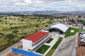Vista aérea del nuevo Bachillerato Cívico Estatal José María Arteaga Magallanes en el suroriente de Aguascalientes.