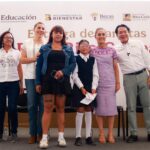 Autoridades federales y de Baja California durante una entrega relacionada con la Beca Universal Rita Cetina.