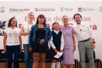 Autoridades federales y de Baja California durante una entrega relacionada con la Beca Universal Rita Cetina.