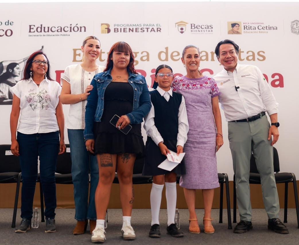 Autoridades federales y de Baja California durante una entrega relacionada con la Beca Universal Rita Cetina.