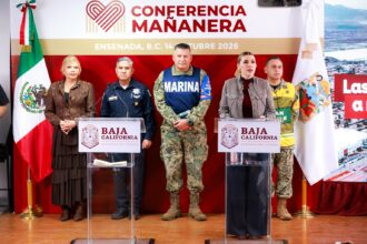 Marina del Pilar Ávila Olmeda durante una conferencia sobre la atención a las afectaciones ocasionadas por Rachel en Baja California.