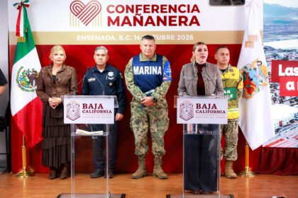 Marina del Pilar Ávila Olmeda durante una conferencia sobre la atención a las afectaciones ocasionadas por Rachel en Baja California.