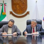 Mauricio Farah Giacomán y el rector de la UANL, Santos Guzmán López, durante la firma del convenio de becas para servidores públicos de San Pedro Garza García.