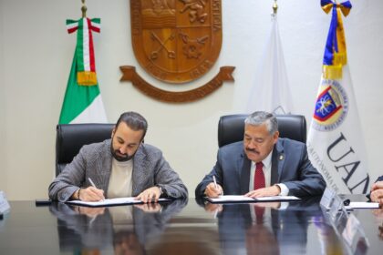 Mauricio Farah Giacomán y el rector de la UANL, Santos Guzmán López, durante la firma del convenio de becas para servidores públicos de San Pedro Garza García.