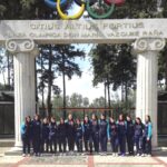 Equipo femenil de handball frente al acceso de la Plaza Olímpica Don Mario Vázquez Raña.