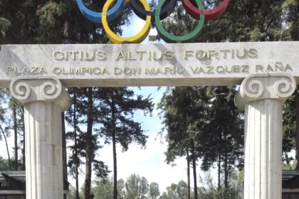 Equipo femenil de handball frente al acceso de la Plaza Olímpica Don Mario Vázquez Raña.