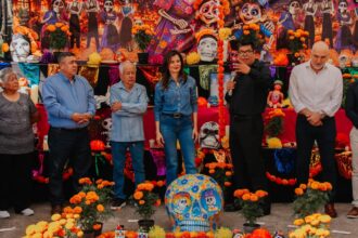 Autoridades municipales durante un recorrido por la Feria del Cartón 2026 en el Parque Morelos de Guadalajara.