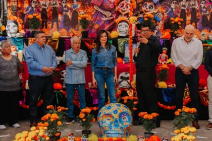 Autoridades municipales durante un recorrido por la Feria del Cartón 2026 en el Parque Morelos de Guadalajara.