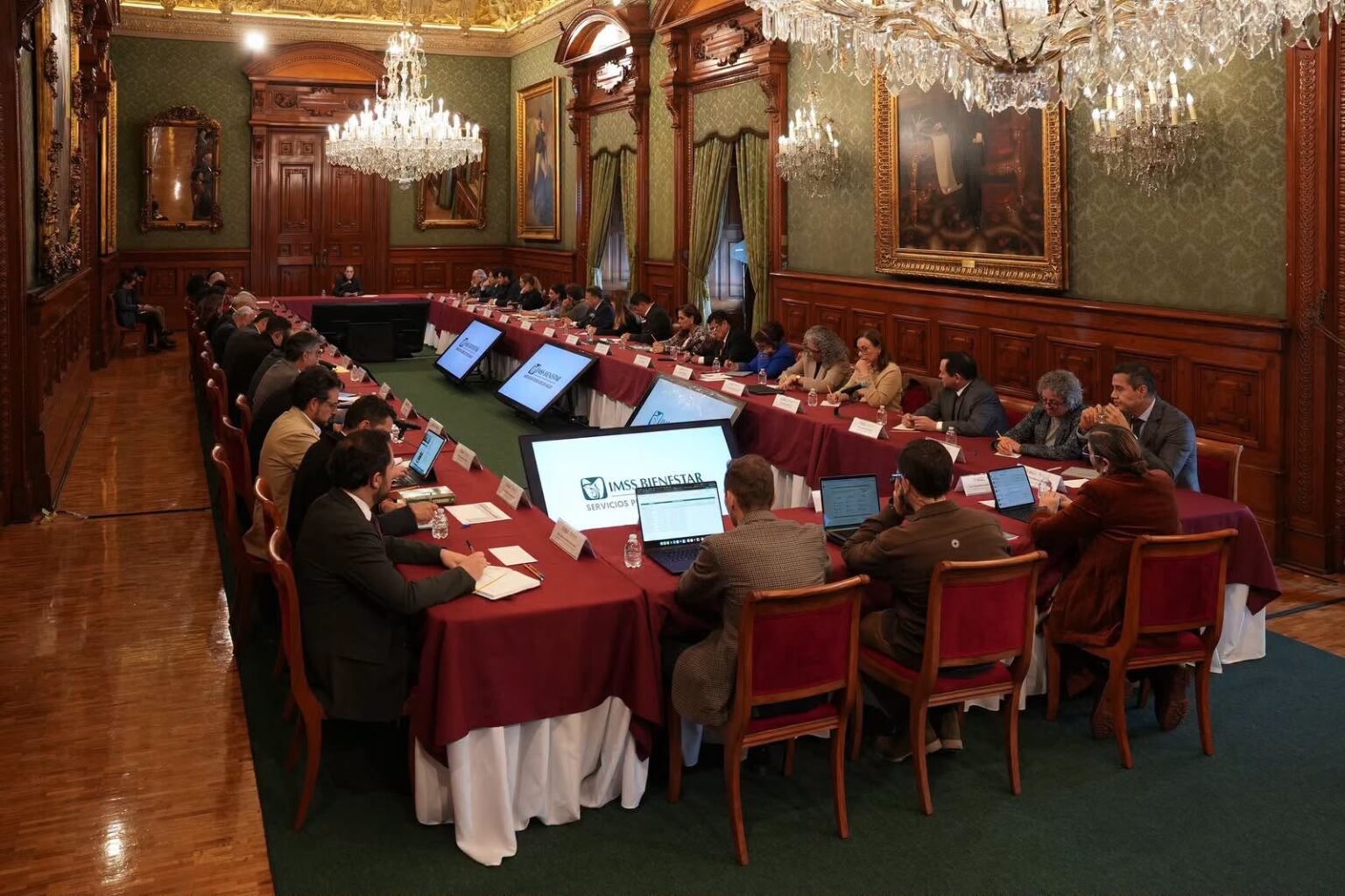 Funcionarios federales y estatales participan en una reunión de trabajo sobre IMSS-Bienestar en Palacio Nacional.
