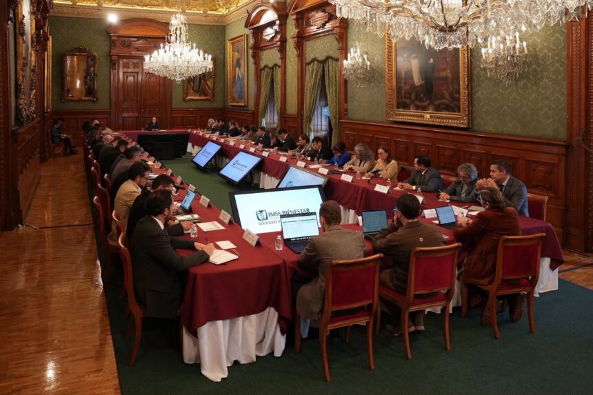 Funcionarios federales y estatales participan en una reunión de trabajo sobre IMSS-Bienestar en Palacio Nacional.