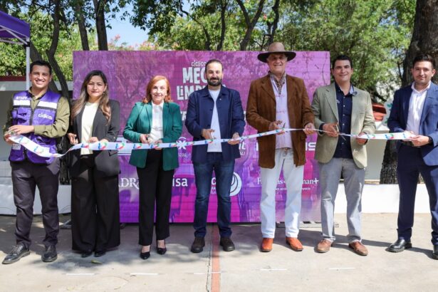Autoridades municipales y representantes de Fundación Cíclica durante el corte de listón inaugural de Cíclica Garden en San Pedro Garza García.