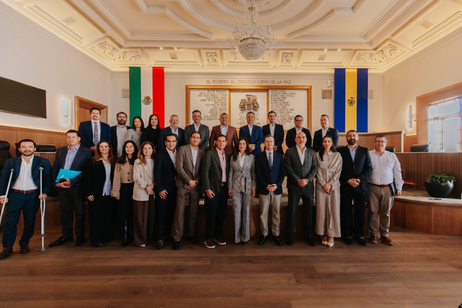 Autoridades municipales y representantes del sector turístico reunidos en un salón oficial de Guadalajara, Jalisco.