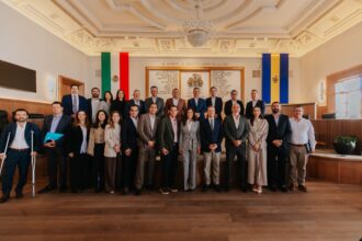 Autoridades municipales y representantes del sector turístico reunidos en un salón oficial de Guadalajara, Jalisco.