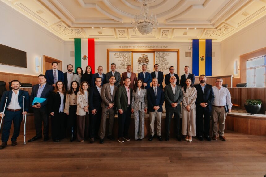 Autoridades municipales y representantes del sector turístico reunidos en un salón oficial de Guadalajara, Jalisco.