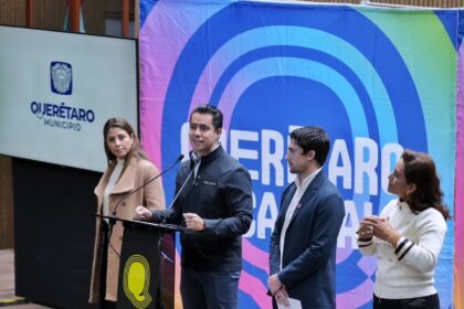 Felifer Macías presenta ante medios el Festival de Día de Muertos Querétaro, acompañado de autoridades municipales.