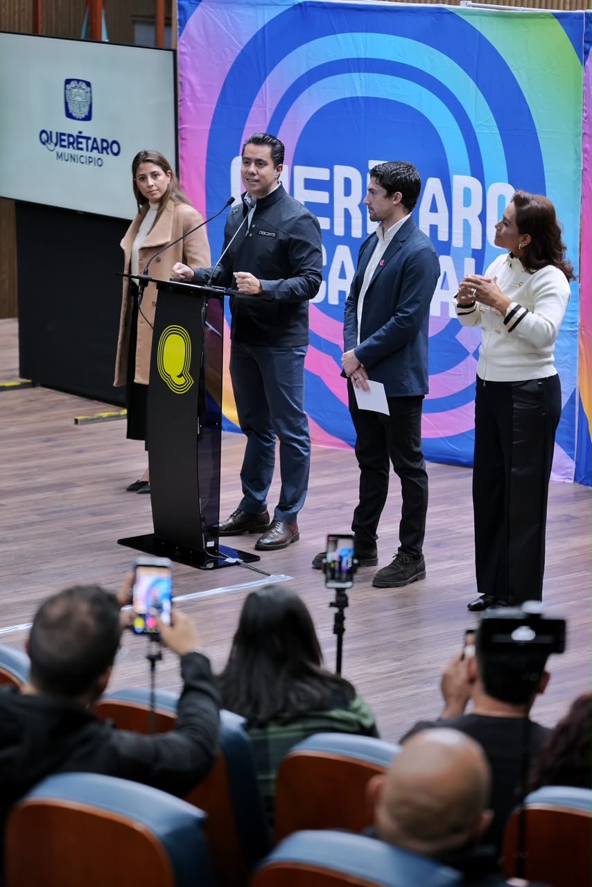 Felifer Macías presenta ante medios el Festival de Día de Muertos Querétaro, acompañado de autoridades municipales.